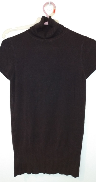 3/$15 Short sleeve turtle neck sweater - Picture 1 of 5